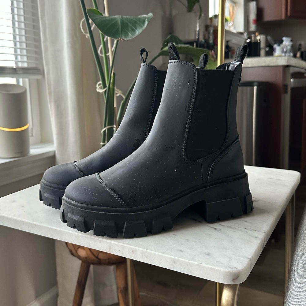 Black Women's Chelsea Boots